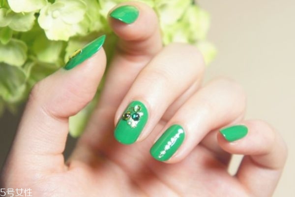 貼鉆美甲教程 個(gè)性鉆飾美甲教程 貼鉆美甲教程 個(gè)性鉆飾美甲教程