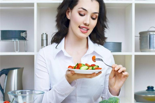 喝水嗆到、清喉嚨恐是吞咽困難