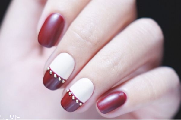 酒紅反法式美甲教程 紅色毛呢美甲教程 酒紅反法式美甲教程 紅色毛呢美甲教程