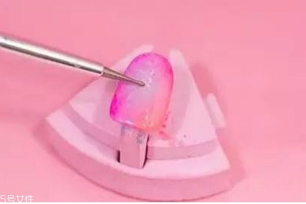 美甲漸變色怎么暈染的 如何做漸變美甲 美甲漸變色怎么暈染的 如何做漸變美甲