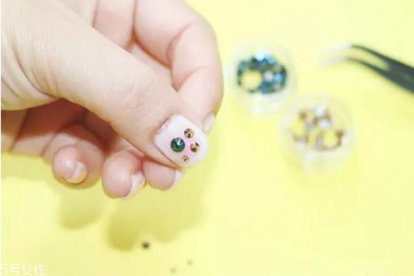 貼鉆美甲教程 個(gè)性鉆飾美甲教程 貼鉆美甲教程 個(gè)性鉆飾美甲教程