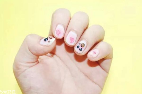 貼鉆美甲教程 個(gè)性鉆飾美甲教程 貼鉆美甲教程 個(gè)性鉆飾美甲教程