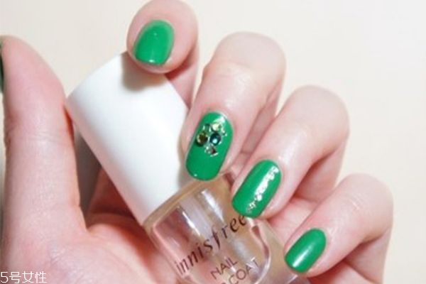 貼鉆美甲教程 個(gè)性鉆飾美甲教程 貼鉆美甲教程 個(gè)性鉆飾美甲教程