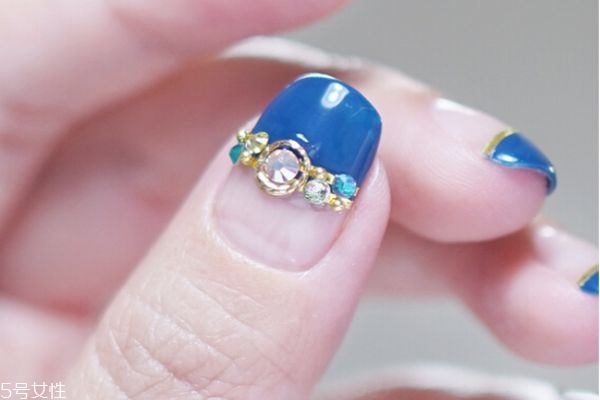 貼鉆美甲教程 個(gè)性鉆飾美甲教程 貼鉆美甲教程 個(gè)性鉆飾美甲教程