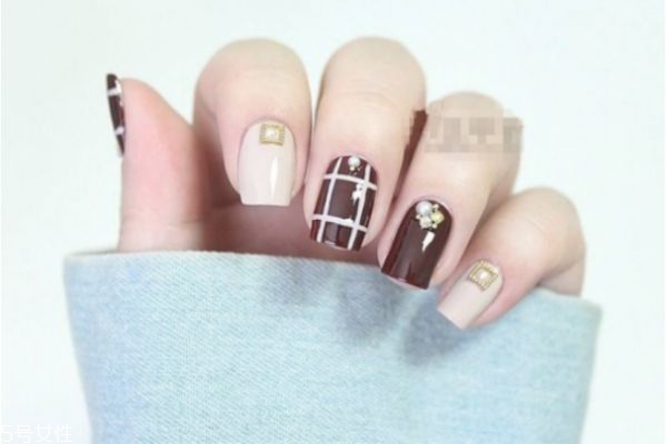 酒紅色美甲怎么做 教你磨砂美甲怎么做 酒紅色美甲怎么做 教你磨砂美甲怎么做