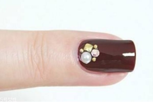 酒紅色美甲怎么做 教你磨砂美甲怎么做 酒紅色美甲怎么做 教你磨砂美甲怎么做