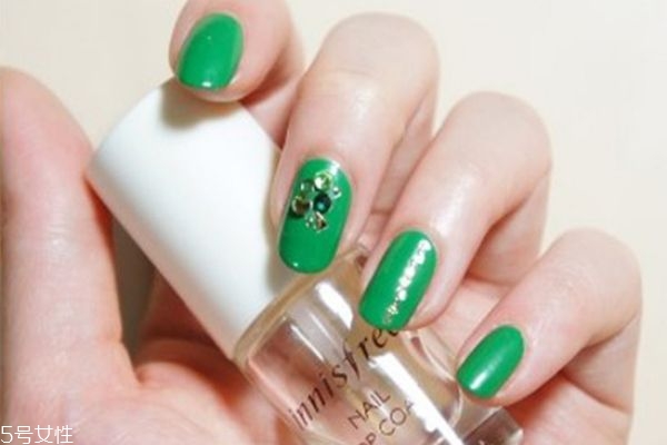 貼鉆美甲教程 個(gè)性鉆飾美甲教程 貼鉆美甲教程 個(gè)性鉆飾美甲教程
