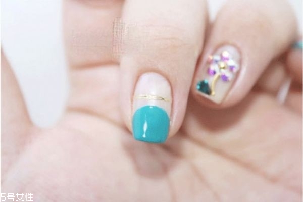 藍(lán)色鉆石美甲教程 藍(lán)色小花美甲教程 藍(lán)色鉆石美甲教程 藍(lán)色小花美甲教程