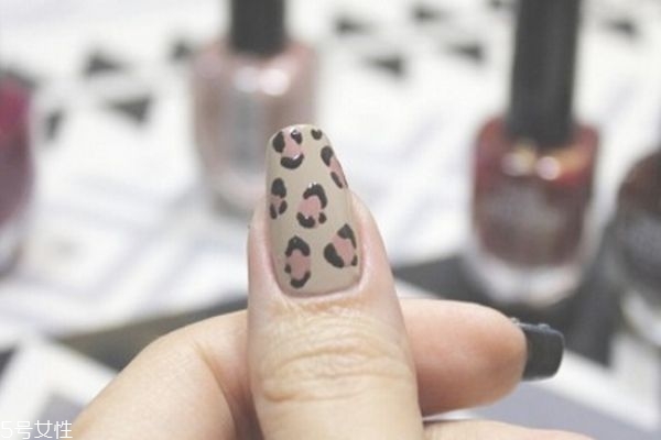 撞色豹紋美甲教程 日系美甲教程 撞色豹紋美甲教程 日系美甲教程