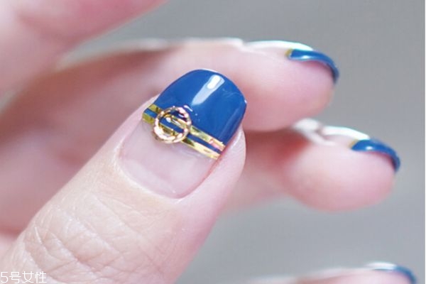 貼鉆美甲教程 個(gè)性鉆飾美甲教程 貼鉆美甲教程 個(gè)性鉆飾美甲教程