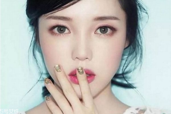 秋冬約會(huì)必備韓式妝容 韓系酒紅色妝容的畫(huà)法 秋冬約會(huì)必備韓式妝容 韓系酒紅色妝容的畫(huà)法