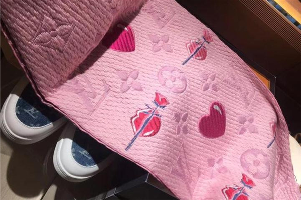 2019lv情人節(jié)限定圍巾多少錢(qián) 粉粉嫩嫩招人愛(ài)