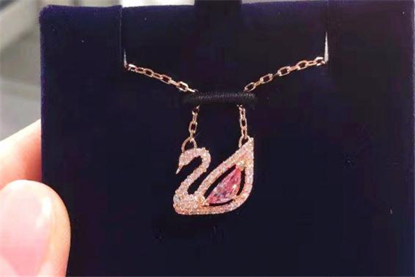 施華洛世奇天鵝項鏈有粉色的嗎 是19年新品 施華洛世奇天鵝項鏈有粉色的嗎 是19年新品