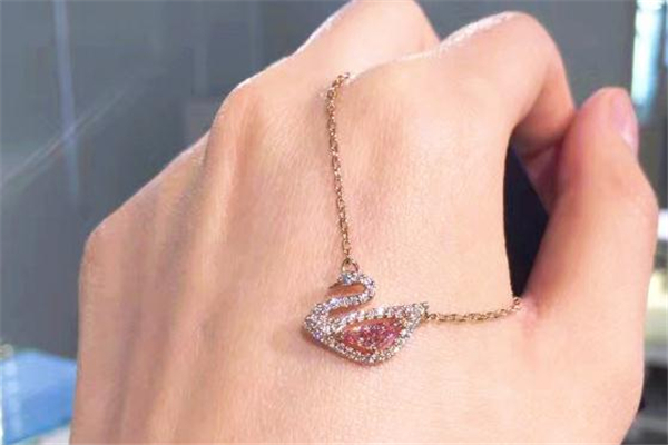 施華洛世奇天鵝項鏈有粉色的嗎 是19年新品 施華洛世奇天鵝項鏈有粉色的嗎 是19年新品