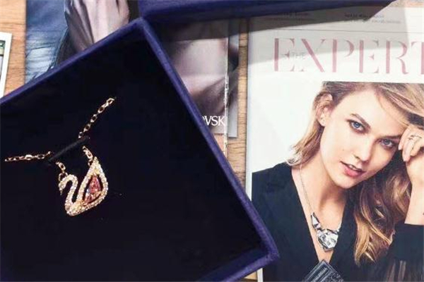 施華洛世奇天鵝項鏈有粉色的嗎 是19年新品 施華洛世奇天鵝項鏈有粉色的嗎 是19年新品