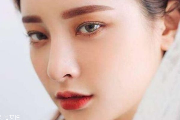 秋冬約會必備韓式妝容 韓系酒紅色妝容的畫法 秋冬約會必備韓式妝容 韓系酒紅色妝容的畫法