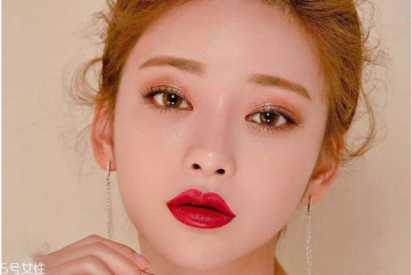 元氣血色感秋冬妝容教程 2019秋冬妝容 元氣血色感秋冬妝容教程 2019秋冬妝容