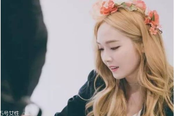 2019流行什么發(fā)色 你和女神之間只差一款流行發(fā)色 2019流行什么發(fā)色 你和女神之間只差一款流行發(fā)色