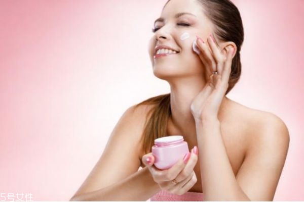 一套護(hù)膚品的使用順序 這樣促進(jìn)皮膚吸收更多的養(yǎng)分 一套護(hù)膚品的使用順序 這樣促進(jìn)皮膚吸收更多的養(yǎng)分