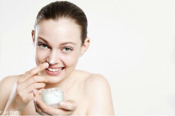 一套護(hù)膚品的使用順序 這樣促進(jìn)皮膚吸收更多的養(yǎng)分 一套護(hù)膚品的使用順序 這樣促進(jìn)皮膚吸收更多的養(yǎng)分