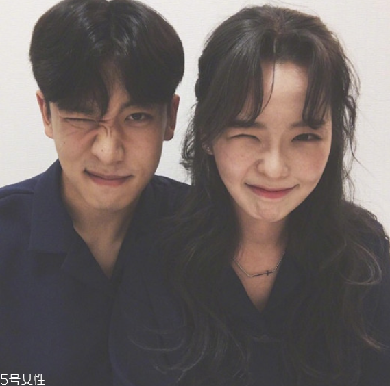 黑色長發(fā)燙什么卷好看 黑色長卷發(fā)圖片 黑色長發(fā)燙什么卷好看 黑色長卷發(fā)圖片