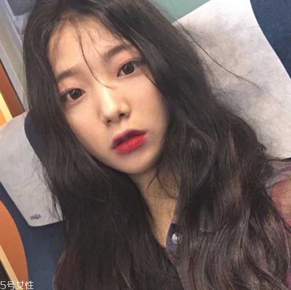 黑色長發(fā)燙什么卷好看 黑色長卷發(fā)圖片 黑色長發(fā)燙什么卷好看 黑色長卷發(fā)圖片