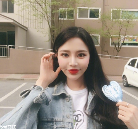 黑色長發(fā)燙什么卷好看 黑色長卷發(fā)圖片 黑色長發(fā)燙什么卷好看 黑色長卷發(fā)圖片