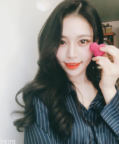 黑色長發(fā)燙什么卷好看 黑色長卷發(fā)圖片 黑色長發(fā)燙什么卷好看 黑色長卷發(fā)圖片