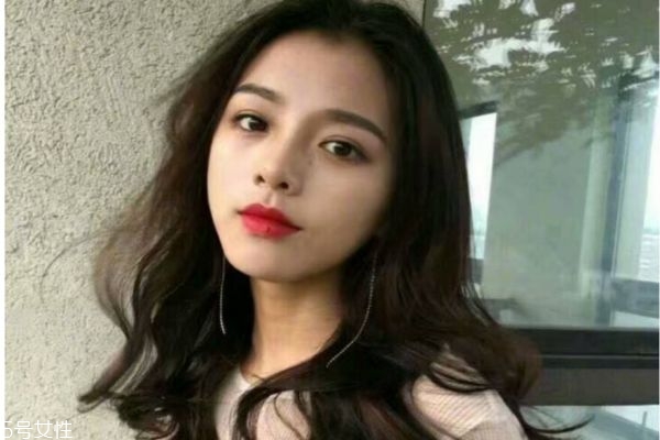 黑色長發(fā)燙什么卷好看 黑色長卷發(fā)圖片 黑色長發(fā)燙什么卷好看 黑色長卷發(fā)圖片