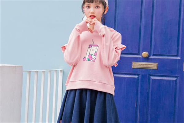 衛(wèi)衣下面配什么裙子好看 初春這樣搭配 衛(wèi)衣下面配什么裙子好看 初春這樣搭配