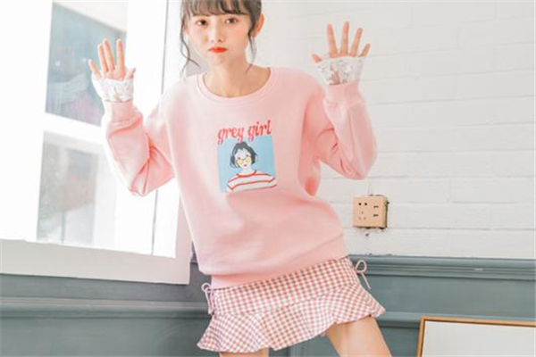 衛(wèi)衣下面配什么裙子好看 初春這樣搭配 衛(wèi)衣下面配什么裙子好看 初春這樣搭配