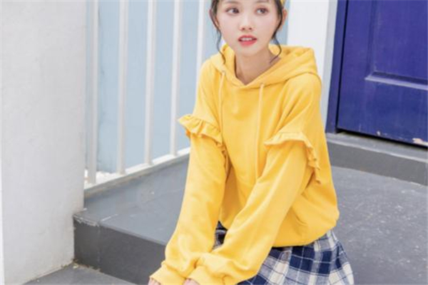 衛(wèi)衣下面配什么裙子好看 初春這樣搭配 衛(wèi)衣下面配什么裙子好看 初春這樣搭配