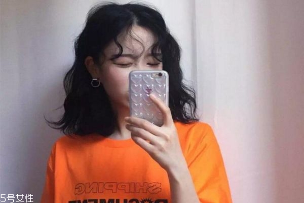 燙發(fā)后掉頭發(fā)的原因是什么 燙發(fā)后的注意事項 燙發(fā)后掉頭發(fā)的原因是什么 燙發(fā)后的注意事項