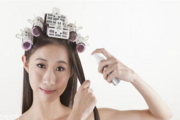 燙發(fā)后掉頭發(fā)的原因是什么 燙發(fā)后的注意事項 燙發(fā)后掉頭發(fā)的原因是什么 燙發(fā)后的注意事項