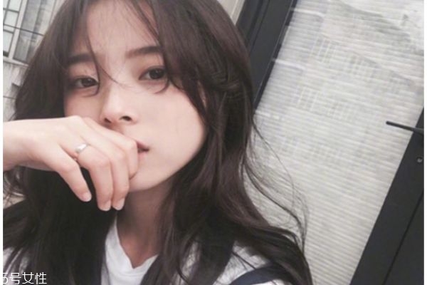 黑色長發(fā)燙什么卷好看 黑色長卷發(fā)圖片 黑色長發(fā)燙什么卷好看 黑色長卷發(fā)圖片