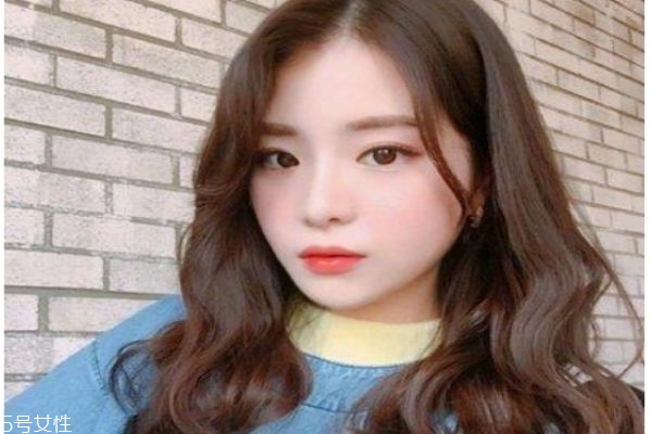 秋天長(zhǎng)發(fā)發(fā)型 長(zhǎng)卷發(fā)才是秋季經(jīng)典款發(fā)型 秋天長(zhǎng)發(fā)發(fā)型 長(zhǎng)卷發(fā)才是秋季經(jīng)典款發(fā)型