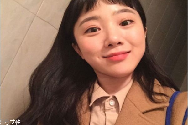 黑色長發(fā)燙什么卷好看 黑色長卷發(fā)圖片 黑色長發(fā)燙什么卷好看 黑色長卷發(fā)圖片