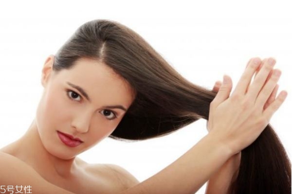 拉直的頭發(fā)彎了怎么辦 拉直的頭發(fā)壓彎了這樣補(bǔ)救 拉直的頭發(fā)彎了怎么辦 拉直的頭發(fā)壓彎了這樣補(bǔ)救