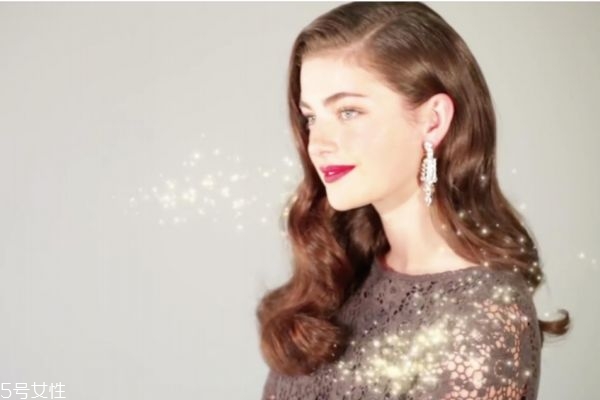 秋天長(zhǎng)發(fā)發(fā)型 長(zhǎng)卷發(fā)才是秋季經(jīng)典款發(fā)型 秋天長(zhǎng)發(fā)發(fā)型 長(zhǎng)卷發(fā)才是秋季經(jīng)典款發(fā)型