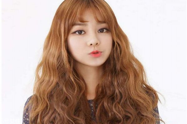 秋天長(zhǎng)發(fā)發(fā)型 長(zhǎng)卷發(fā)才是秋季經(jīng)典款發(fā)型 秋天長(zhǎng)發(fā)發(fā)型 長(zhǎng)卷發(fā)才是秋季經(jīng)典款發(fā)型