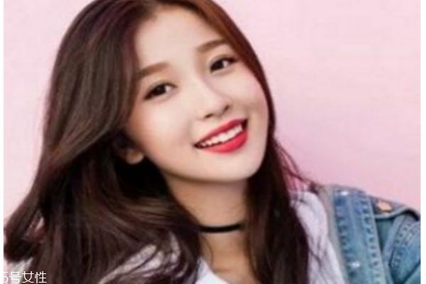 秋天長(zhǎng)發(fā)發(fā)型 長(zhǎng)卷發(fā)才是秋季經(jīng)典款發(fā)型 秋天長(zhǎng)發(fā)發(fā)型 長(zhǎng)卷發(fā)才是秋季經(jīng)典款發(fā)型