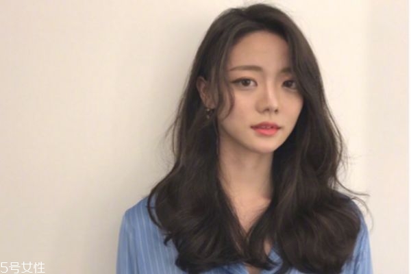 黑色長發(fā)燙什么卷好看 黑色長卷發(fā)圖片 黑色長發(fā)燙什么卷好看 黑色長卷發(fā)圖片