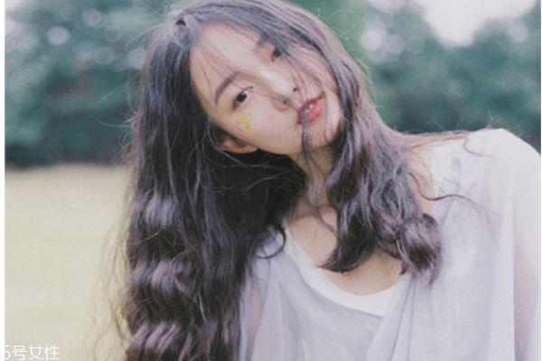 黑色長發(fā)燙什么卷好看 黑色長卷發(fā)圖片 黑色長發(fā)燙什么卷好看 黑色長卷發(fā)圖片