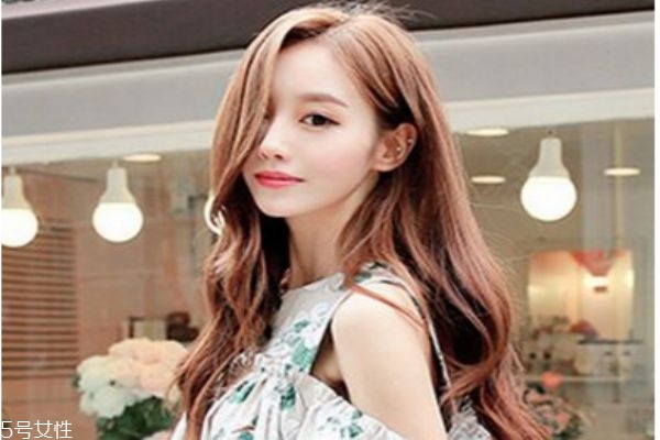 秋天長(zhǎng)發(fā)發(fā)型 長(zhǎng)卷發(fā)才是秋季經(jīng)典款發(fā)型 秋天長(zhǎng)發(fā)發(fā)型 長(zhǎng)卷發(fā)才是秋季經(jīng)典款發(fā)型