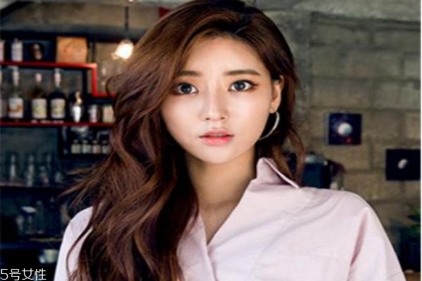 秋天長(zhǎng)發(fā)發(fā)型 長(zhǎng)卷發(fā)才是秋季經(jīng)典款發(fā)型 秋天長(zhǎng)發(fā)發(fā)型 長(zhǎng)卷發(fā)才是秋季經(jīng)典款發(fā)型