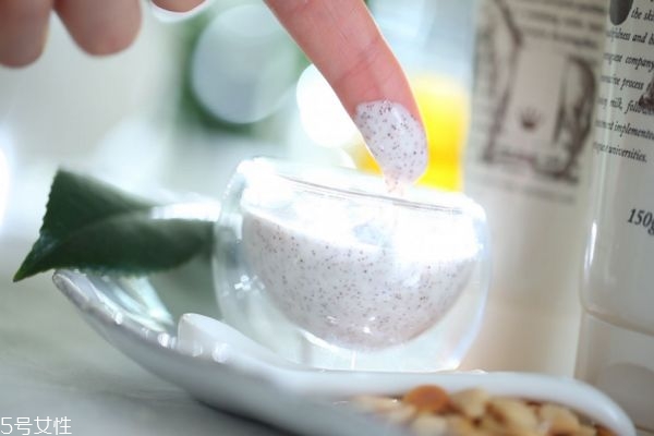 用磨砂膏還需要搓澡嗎 身體磨砂膏使用順序 用磨砂膏還需要搓澡嗎 身體磨砂膏使用順序