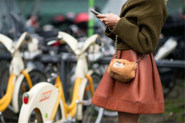 毛絨包包怎么搭配衣服 可愛(ài)又溫暖