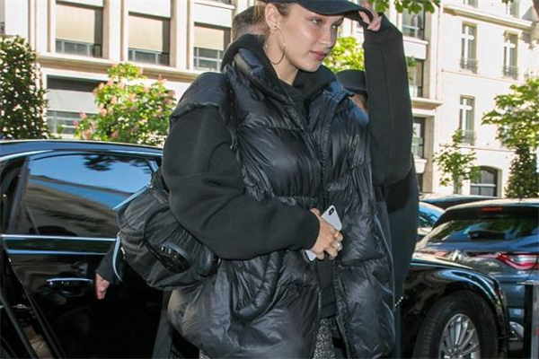 羽絨背心如何搭配 這樣更有時尚感 羽絨背心如何搭配 這樣更有時尚感