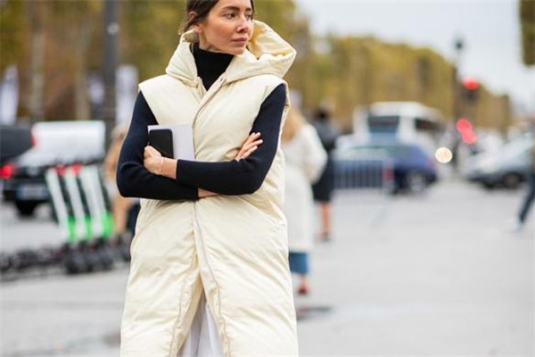 羽絨背心如何搭配 這樣更有時尚感 羽絨背心如何搭配 這樣更有時尚感