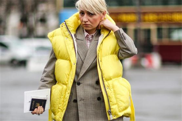 羽絨背心里面配什么衣服 溫暖和風(fēng)度并存 羽絨背心里面配什么衣服 溫暖和風(fēng)度并存